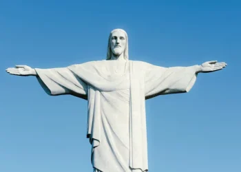 Cristo Redentor será iluminado com versículo bíblico de João 1:1