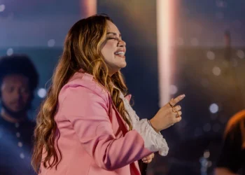 Sarah Farias faz praça virar altar no show “Há Poder no Nome”